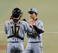 完封勝利を挙げ、伏見（左）と喜ぶ高橋（撮影・西田忠信）