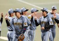 完封勝利を挙げ、ナインとタッチを交わす高橋（右から２人目）＝撮影・西田忠信