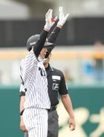 ５回、レフトへ先制適時二塁打を放ち、ベンチに向かって手を挙げる山田（撮影・中田匡峻）
