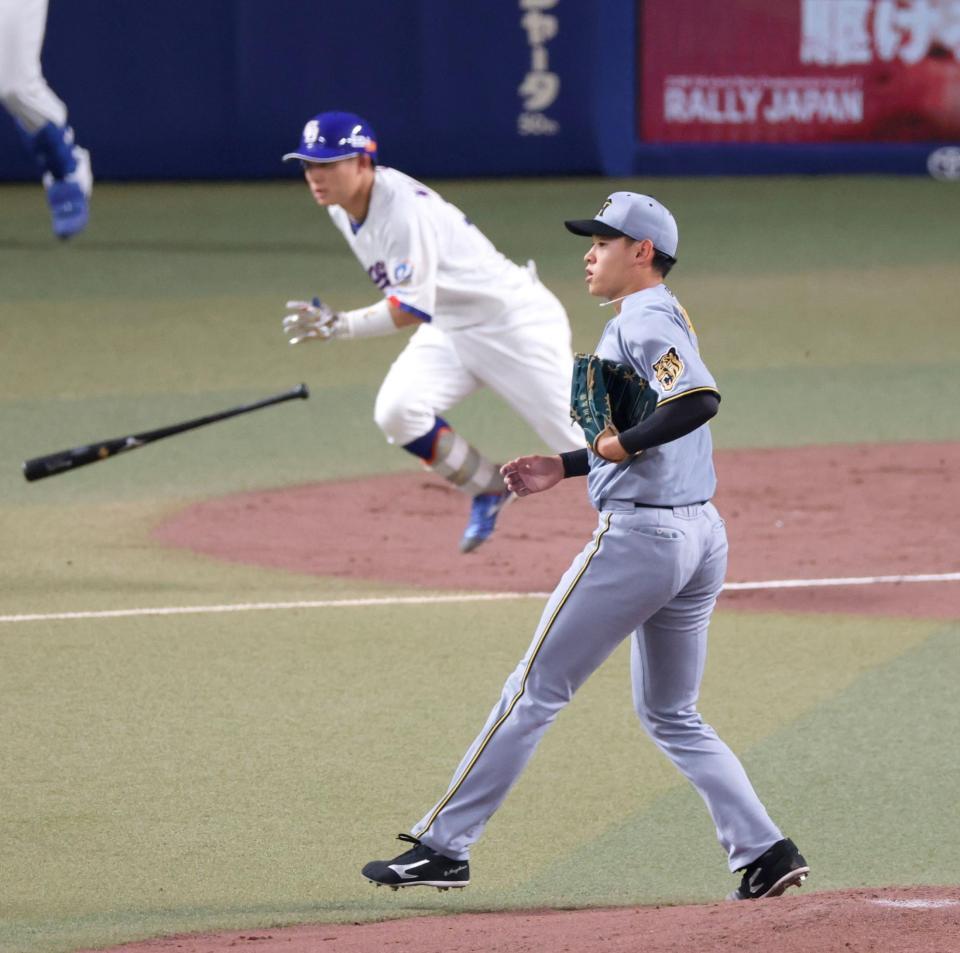 ３回、村松に走者一掃の適時三塁打を打たれ勝ち越しを許す早川（撮影・立川洋一郎）