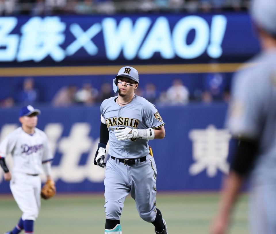 ９回、ソロを放ちゆっくりと三塁へ走る佐藤輝（撮影・田中太一）