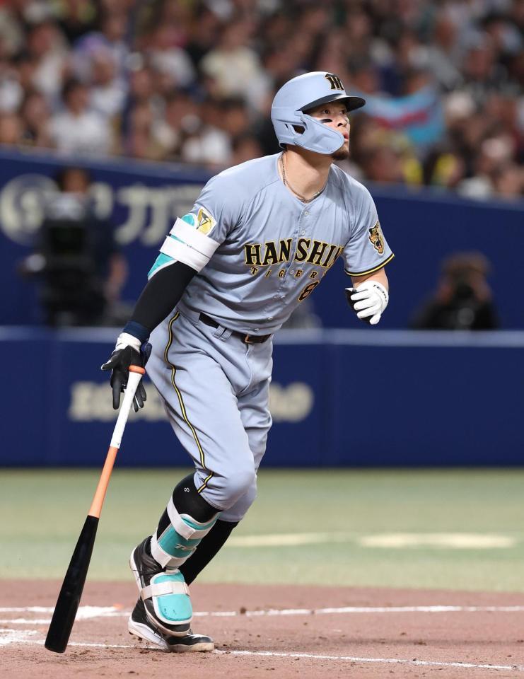 ９回、ソロを放つ佐藤輝（撮影・西田忠信）