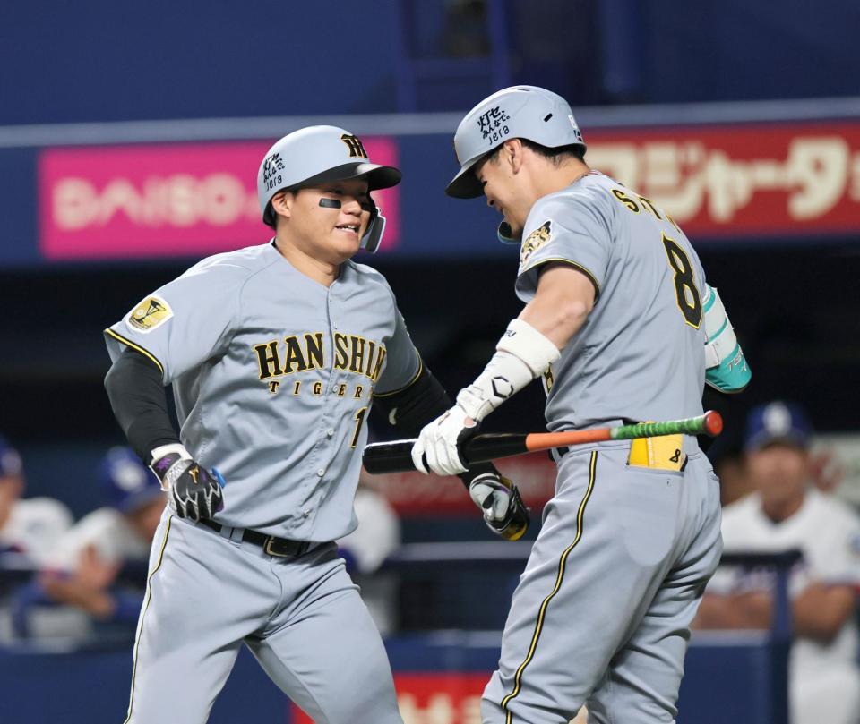１回、ソロを放った森下（左）佐藤輝と喜び合う（撮影・田中太一）