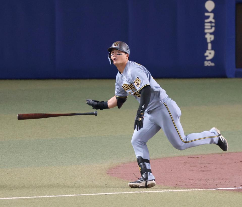 ７回表阪神２死、右中間スタンドへソロを放つ阪神・前川右京＝バンテリンドームナゴヤ（撮影・立川洋一郎）