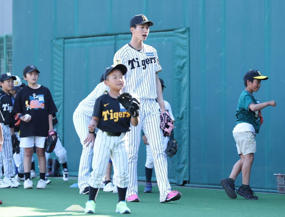 　試合後の野球教室で、子どもたちを指導する今朝丸（撮影・坂部計介）