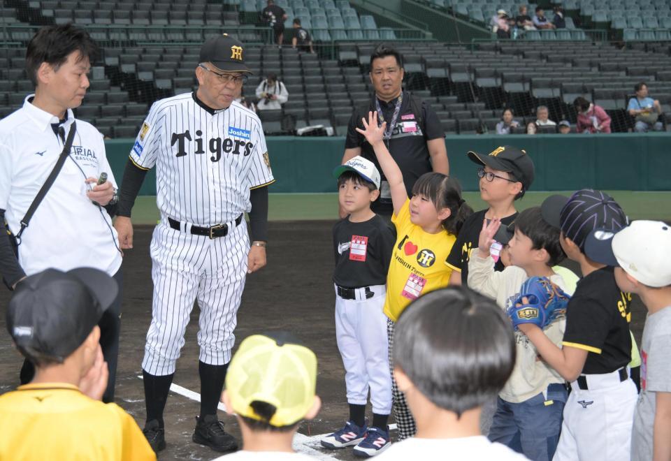 野球教室を開催した阪神・掛布ＯＢ会長（撮影・金居みつよし）