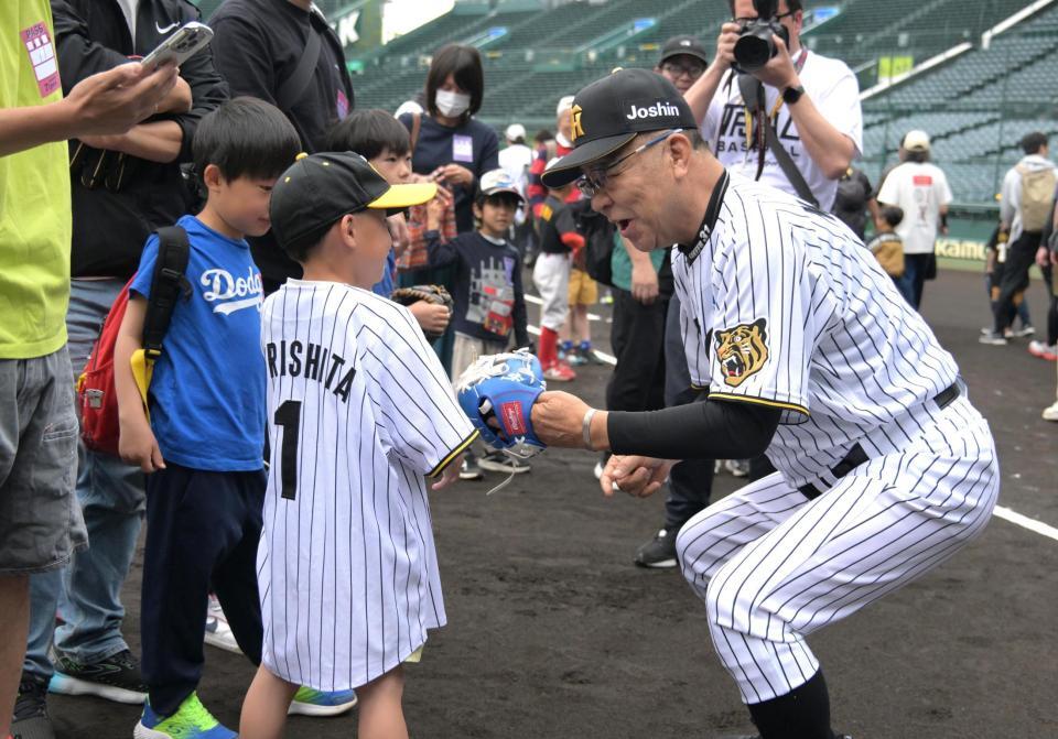 子どもたちに野球の楽しさを教える掛布ＯＢ会長（撮影・金居みつよし）