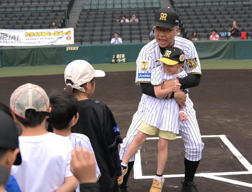 子どもたちに野球の楽しさを教える掛布ＯＢ会長（撮影・金居みつよし）