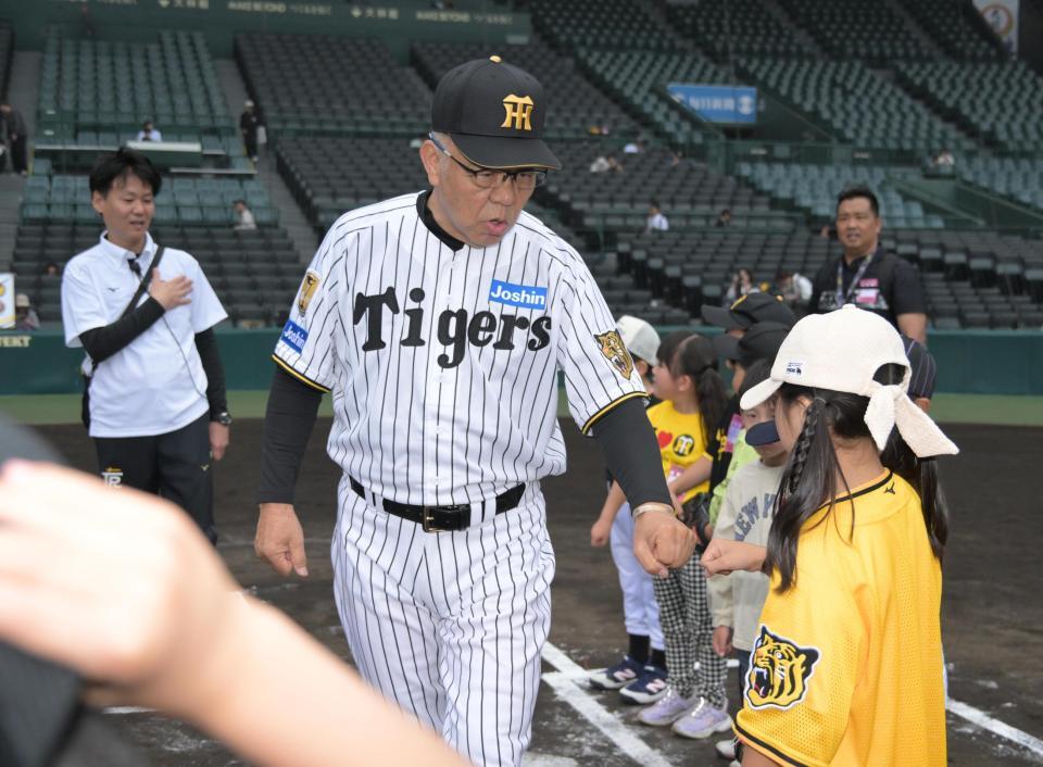 子どもたちに野球の楽しさを教える掛布ＯＢ会長（撮影・金居みつよし）