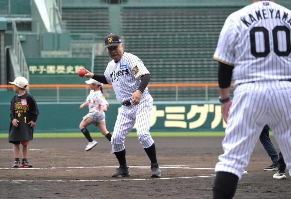 子どもたちに野球の楽しさを教える掛布ＯＢ会長（撮影・金居みつよし）