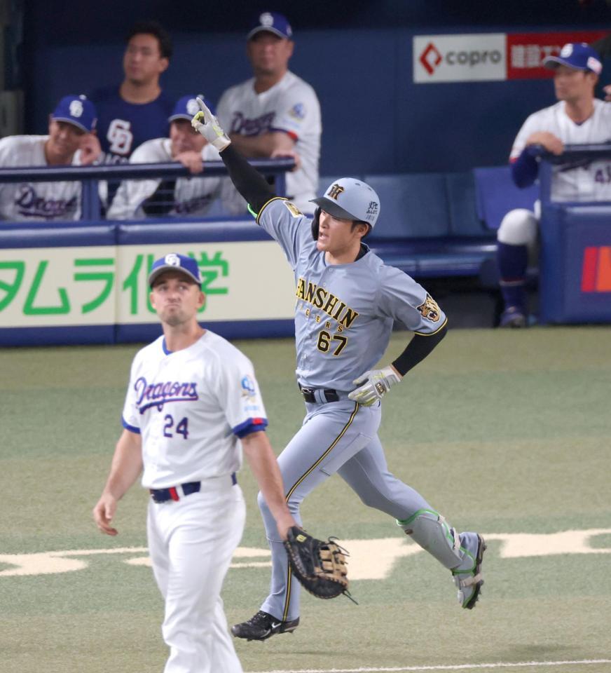 ６回、先制２ランを放ち、雄たけびを上げダイヤモンドを回る高寺（撮影・立川洋一郎）