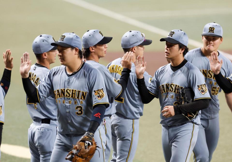完封勝利を挙げ、ナインとタッチを交わす高橋（右から２人目）＝撮影・西田忠信