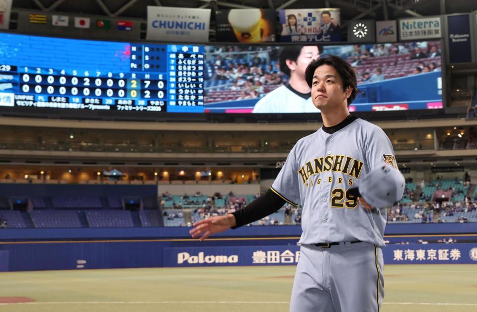 ３試合連続完封を果たし、声援に応える高橋（撮影・田中太一）
