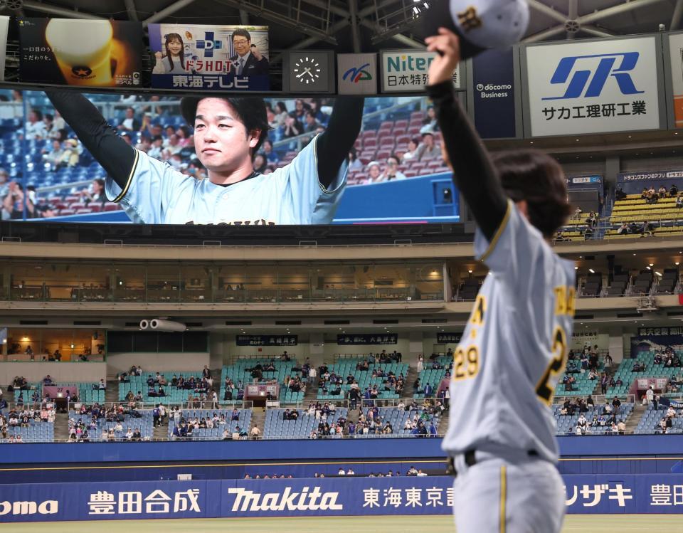 ３試合連続完封を果たし、声援に応える高橋（撮影・田中太一）