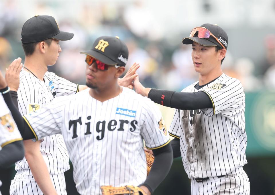 試合に勝利し、今朝丸（左）とタッチを交わす山田。手前はアルナエス（撮影・中田匡峻）