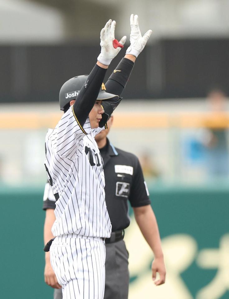 ５回、レフトへ先制適時二塁打を放ち、ベンチに向かって手を挙げる山田（撮影・中田匡峻）