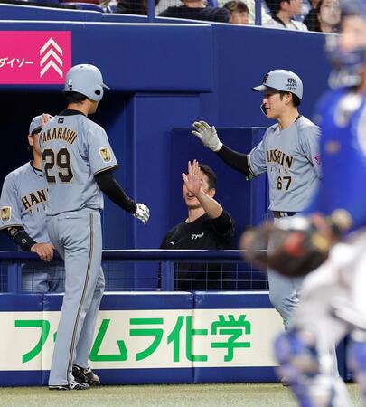 ６回、先制２ランを放ち、高橋（左）を迎える高寺望（撮影・西田忠信）