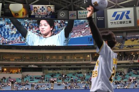３試合連続完封を果たし、声援に応える