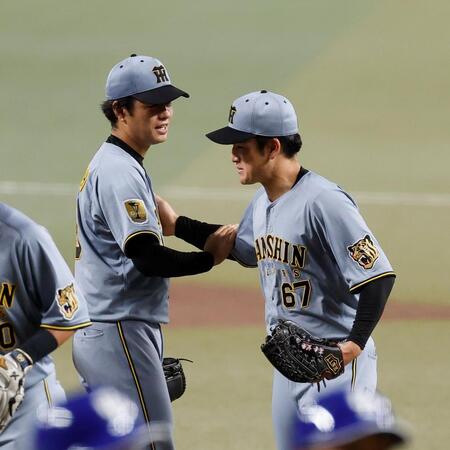 決勝打を放った高寺（右）と勝利を喜ぶ高橋（撮影・西田忠信）
