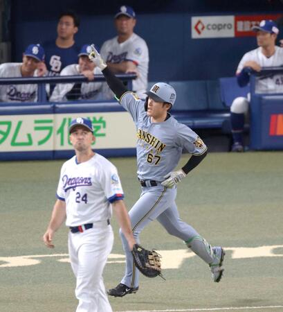 　６回、先制２ランを放ち、雄たけびを上げダイヤモンドを回る高寺（撮影・立川洋一郎）