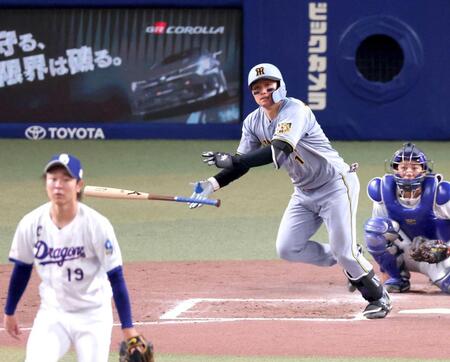 　６回、センターオーバーの二塁打を放つ森下（撮影・立川洋一郎）