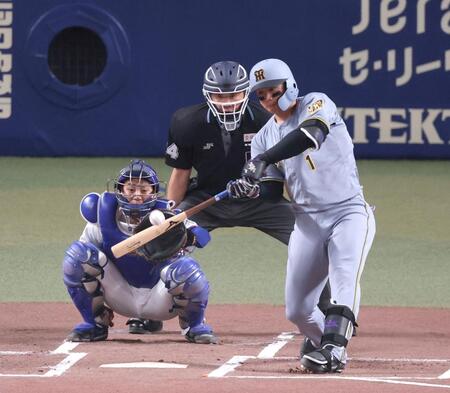１回、右前打を放つ森下（撮影・立川洋一郎）