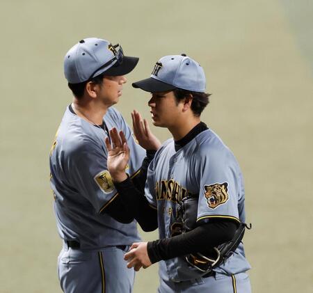 完封勝利を挙げ、藤川監督（左）とタッチを交わす高橋（撮影・西田忠信）