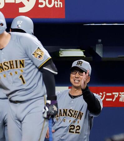 ６回、先制２ランを放った高寺を笑顔で迎える藤川監督（撮影・西田忠信）
