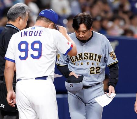 井上監督（９９）とメンバー表の交換をした藤川監督（撮影・西田忠信）