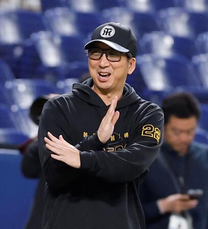 明るい表情でグラウンドに出る藤川監督（撮影・西田忠信）