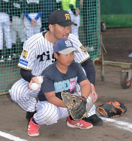 　捕手の実技指導をする狩野氏（撮影・金居みつよし）