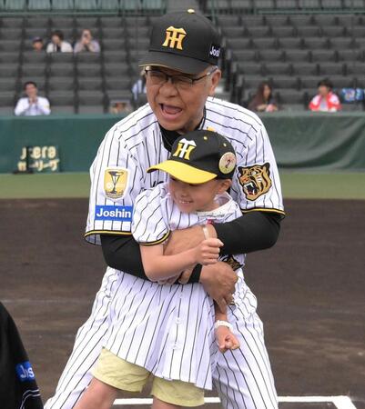 　子どもたちに野球の楽しさを教える掛布氏（撮影・金居みつよし）