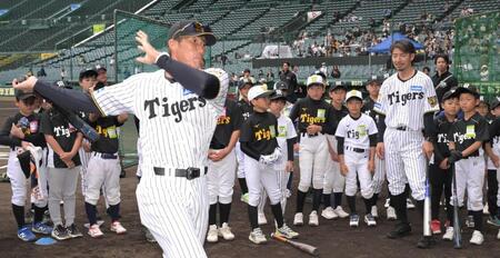 　子どもらに打撃指導をする糸井氏（左）と鳥谷氏（撮影・金居みつよし）