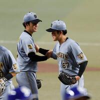 決勝打を放った高寺（右）と勝利を喜ぶ高橋（撮影・西田忠信）