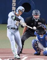 　６回、先制２ランを放つ高寺（撮影・立川洋一郎）