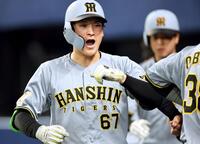 ６回、２ランを放った高寺はナインに迎えられる（撮影・田中太一）