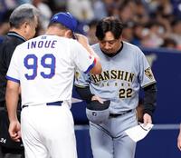 井上監督（９９）とメンバー表の交換をした藤川監督（撮影・西田忠信）
