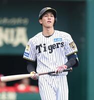 ３回、送りバントを失敗する今朝丸（撮影・中田匡峻）