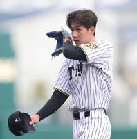 ７回を投げ終え、ベンチに戻る今朝丸（撮影・中田匡峻）