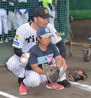 　捕手の実技指導をする狩野氏（撮影・金居みつよし）