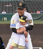 　子どもたちに野球の楽しさを教える掛布氏（撮影・金居みつよし）