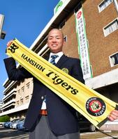 ドラフト指名を祝う垂れ幕の前で笑顔を見せる亜大・高橋遥人＝２０１７年１１月撮影