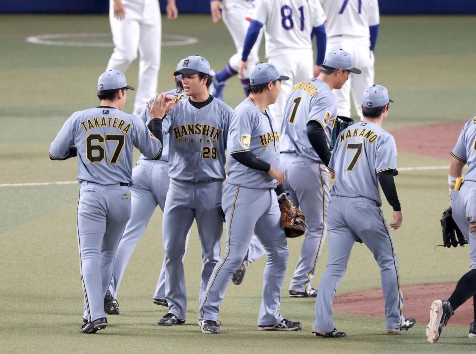 完封勝利を飾り高寺（６７）とタッチを交わす高橋（撮影・立川洋一郎）