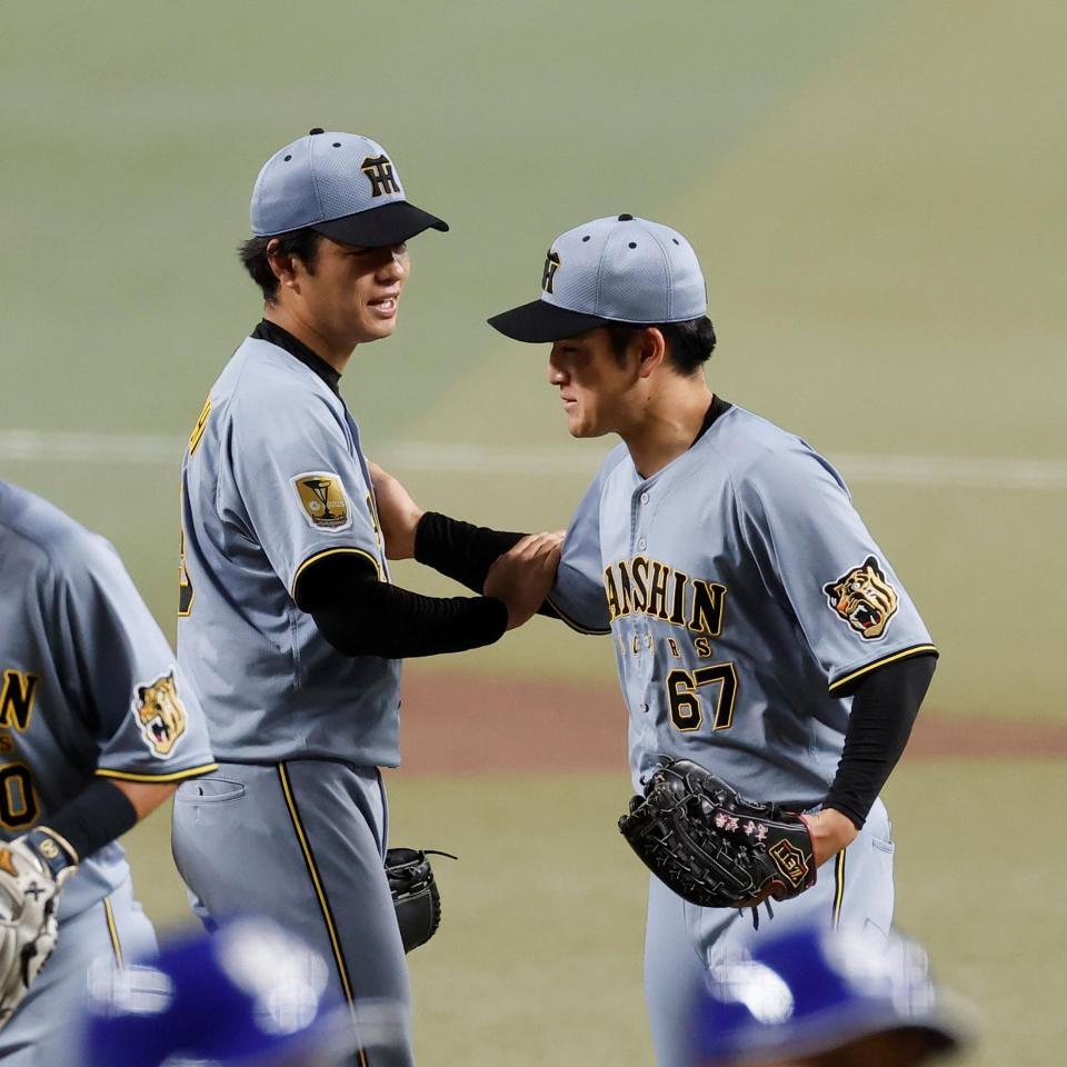 決勝打を放った高寺（右）と勝利を喜ぶ高橋（撮影・西田忠信）