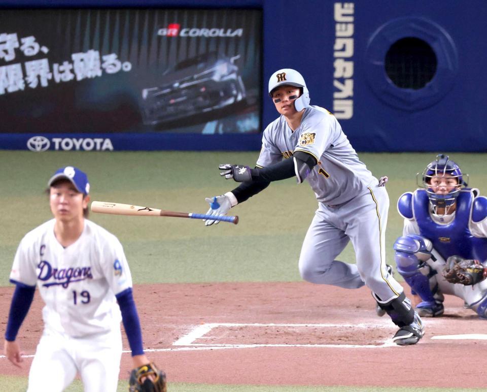 　６回、センターオーバーの二塁打を放つ森下（撮影・立川洋一郎）