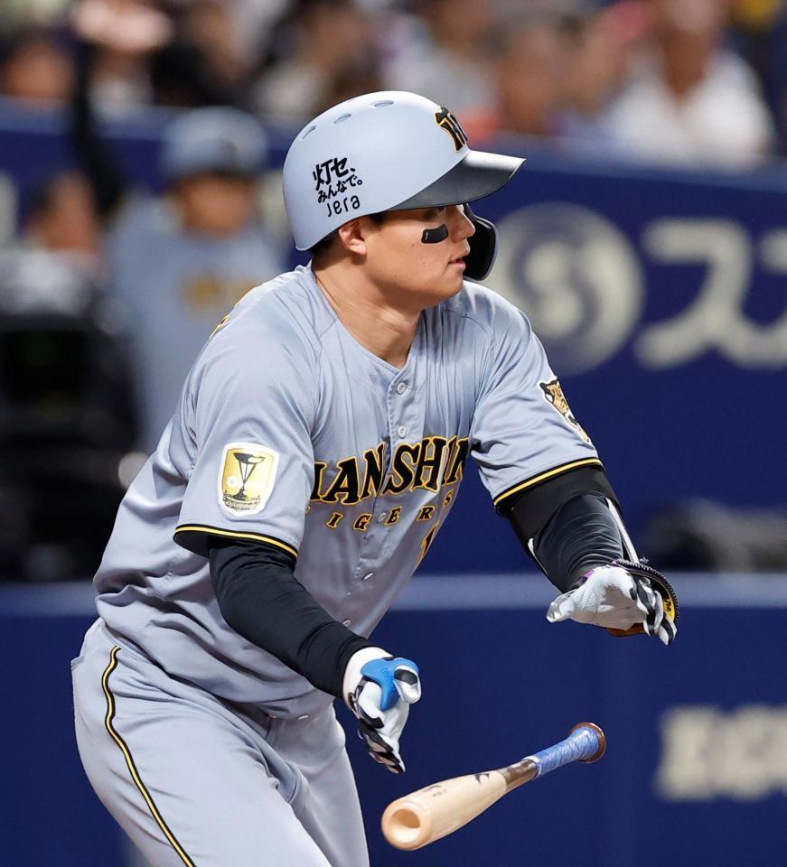 １回、右前打を放つ森下（撮影・西田忠信）