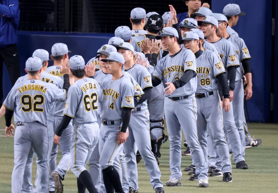 ナインと勝利のタッチを交わす藤川監督（中央）＝撮影・立川洋一郎