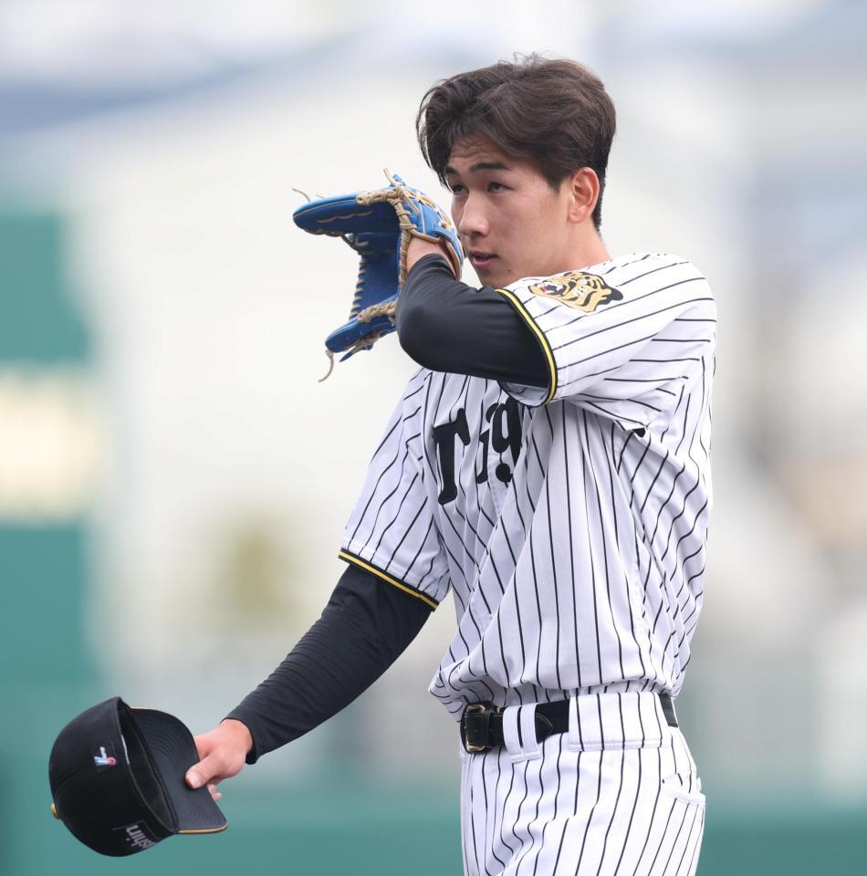 ７回を投げ終え、ベンチに戻る今朝丸（撮影・中田匡峻）