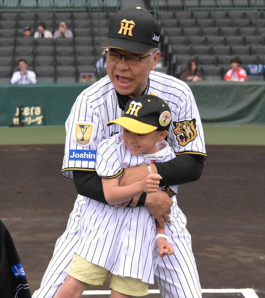 　子どもたちに野球の楽しさを教える掛布氏（撮影・金居みつよし）