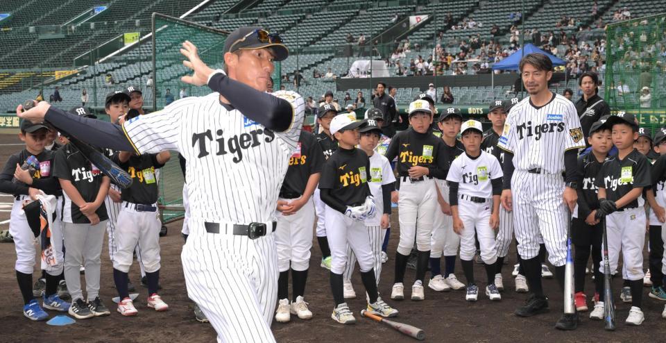 　子どもらに打撃指導をする糸井氏（左）と鳥谷氏（撮影・金居みつよし）